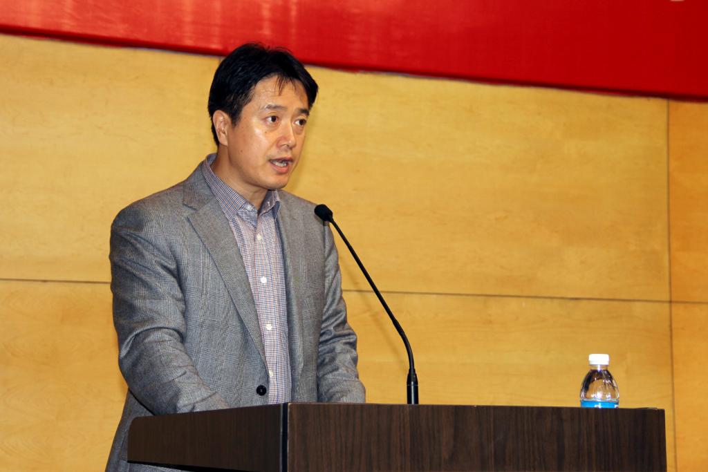 杨斌副院长宣读日本五级片决定和获奖集体及获奖个人名单