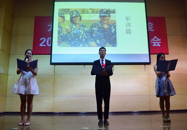 诗朗诵《我们大四了》感人至深