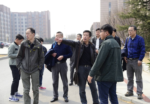 专家们对竞赛场地方案提出修改和调整意见