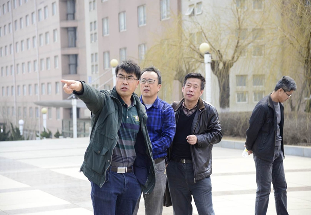 徐锋教授向专家团介绍竞赛场地情况