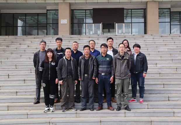 专家团成员与组委会工作人员合影留念