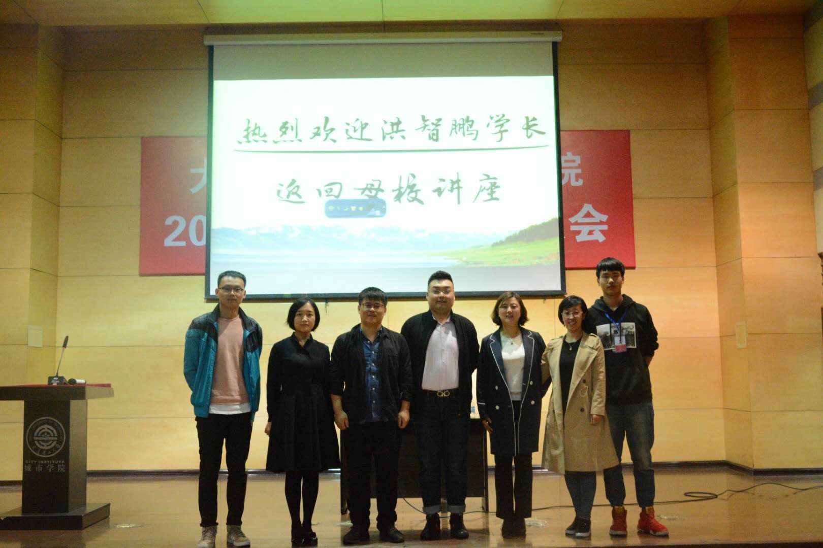 洪智鹏与老师合影留念