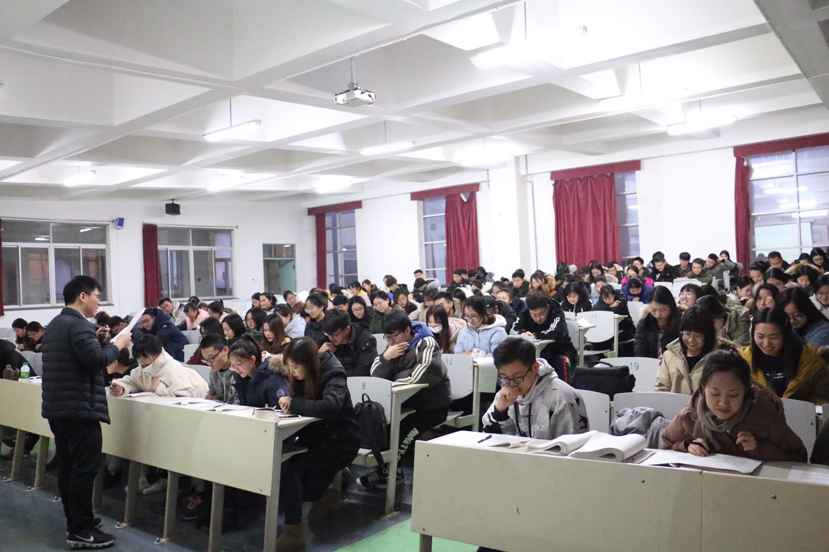 日本五级片
举办硕士研究生入学英语考前辅导讲座