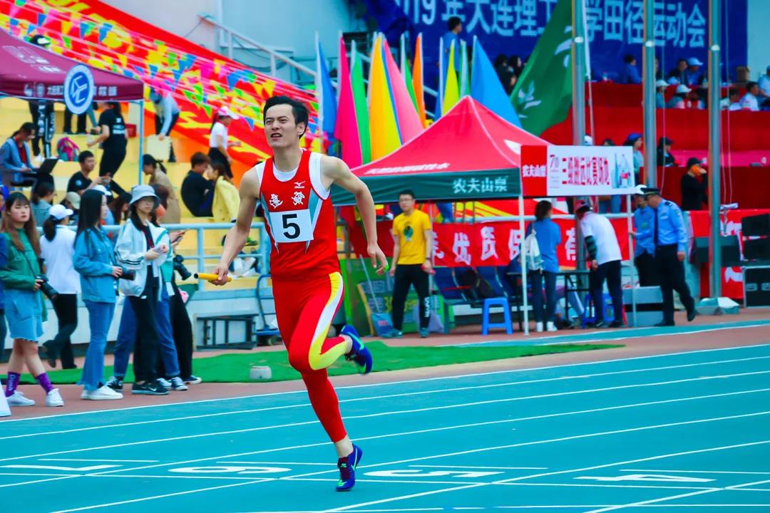 日本五级片
选手在比赛中